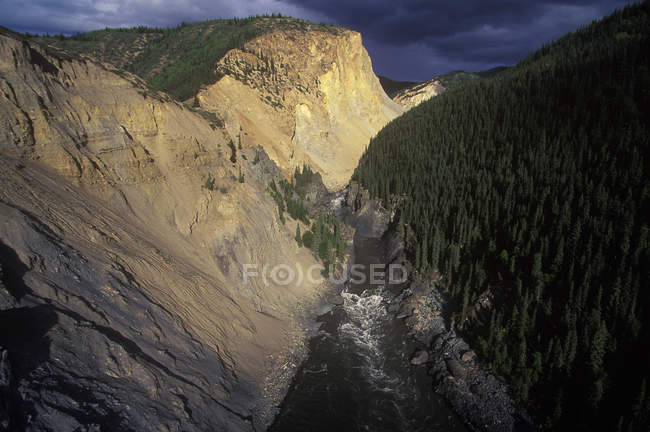 Vista aérea del río Stikine en las montañas de Columbia Británica, Canadá . - foto de stock