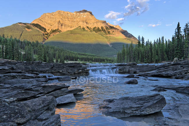 Rio Athabasca perto das Cataratas de Athabasca, Parque Nacional Jasper, Alberta, Canadá — Fotografia de Stock