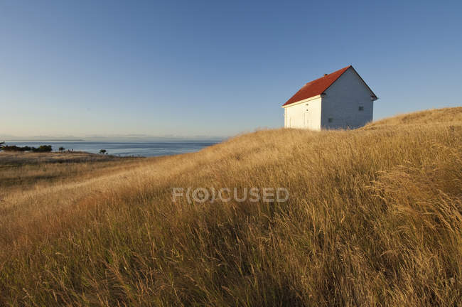 Cabana de madeira no prado em East Point, Ilha de Saturna, Ilhas do Golfo, Colúmbia Britânica, Canadá — Fotografia de Stock