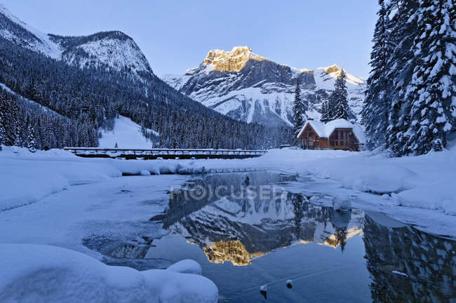 Restaurante en Emerald Lake reflejándose en el agua en invierno en el Parque Nacional Yoho, Columbia Británica, Canadá - foto de stock