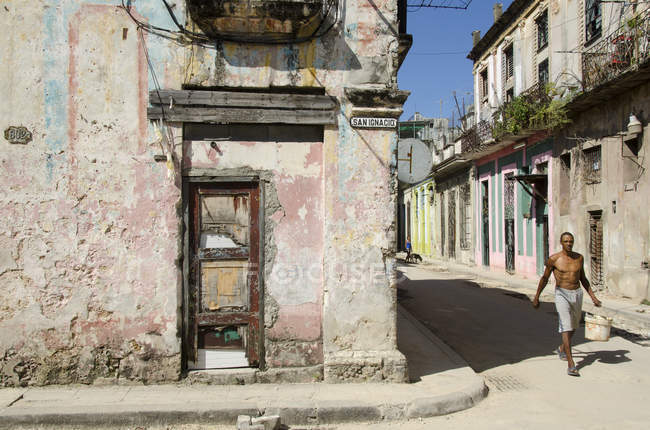 Edifício abandonado em cena de rua, Habana Vieja, Havana, Cuba — Fotografia de Stock