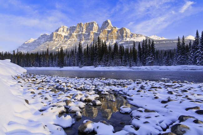Burgberg und Bogenfluss im Winter im Banff-Nationalpark, Alberta, Kanada — Stockfoto