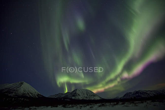 Aurora boreal está acima das montanhas fora de Whitehorse, Yukon, Canadá . — Fotografia de Stock