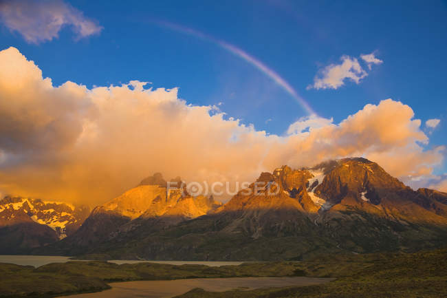 Rainbow and Cuernos del Paine at Sunrise, Parque Nacional Torres del Paine, Patagonia, Chile - foto de stock