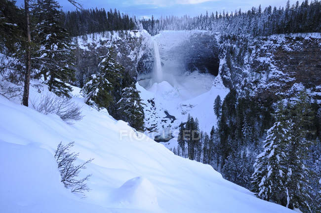 Helmcken cai no inverno com cone de neve acumulado, Wells Gray Provincial Park, British Columbia, Canadá — Fotografia de Stock
