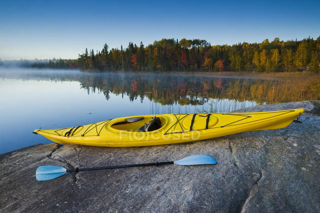 Kajak in herbstlicher Landschaft des Bunny Lake in der Nähe von Sioux verengt, Nordwest-Ontario, Kanada — Stockfoto