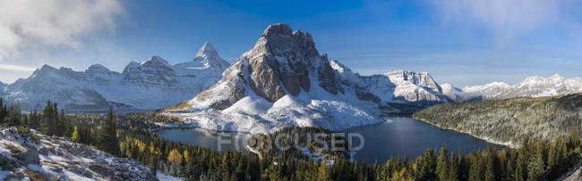 Mont Assiniboine et sommet Sunburst avec lac Cerulean, parc provincial Mount Assiniboine, Colombie-Britannique, Canada — Photo de stock
