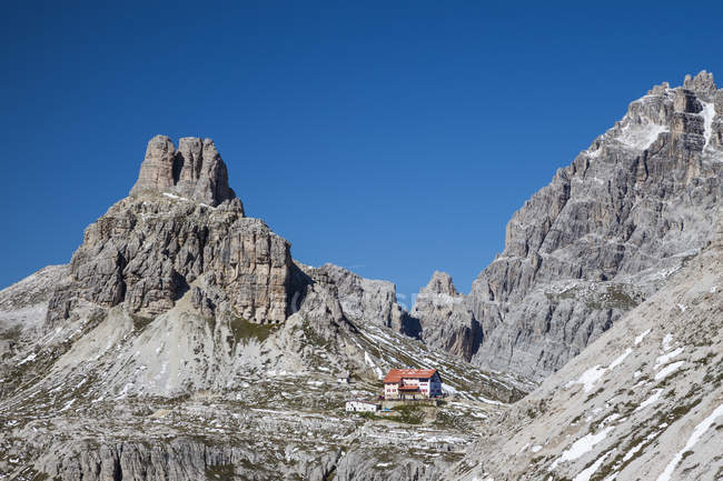 Cabaña de montaña cerca del macizo de montaña Tre Cime di Lavaredo en Dolomitas, Italia . - foto de stock