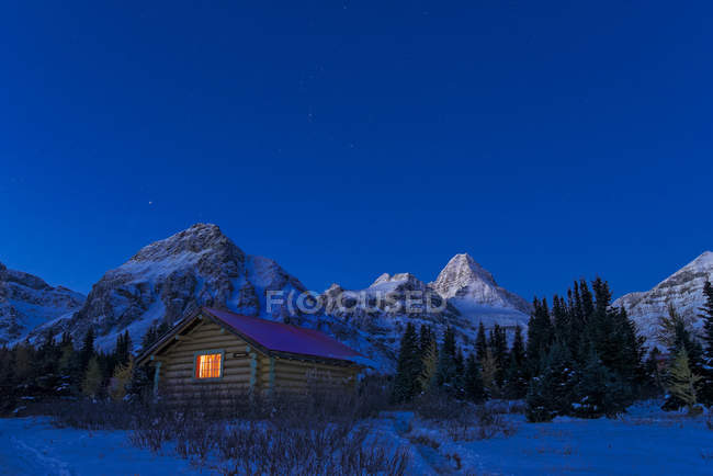 Alpenglow and log cabin in Mount Assiniboine Provincial Park, British Columbia, Canada — Stock Photo