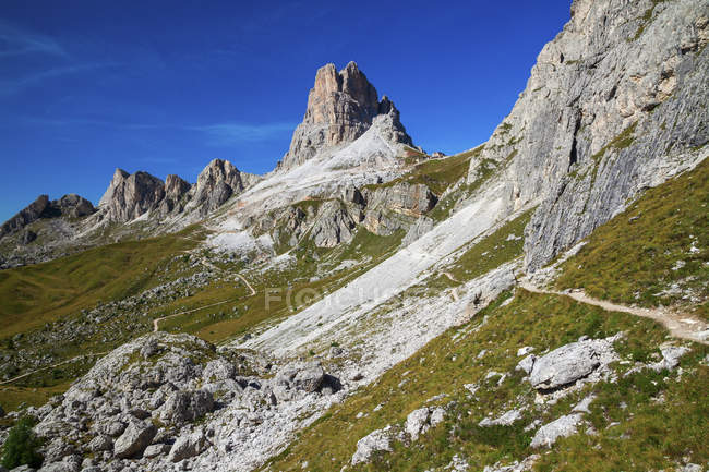 Green alpine hiking trail in Dolomite mountains in northern Italy. — Stock Photo