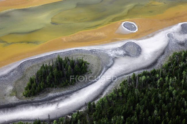 Vista aérea del lago en la región sur del Cariboo de la Columbia Británica, Canadá - foto de stock