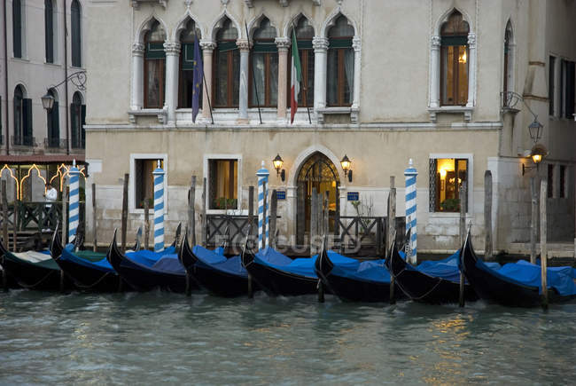 Façade de bâtiment avec quai pour bateaux sur le Grand Canal à Venise, Italie — Photo de stock
