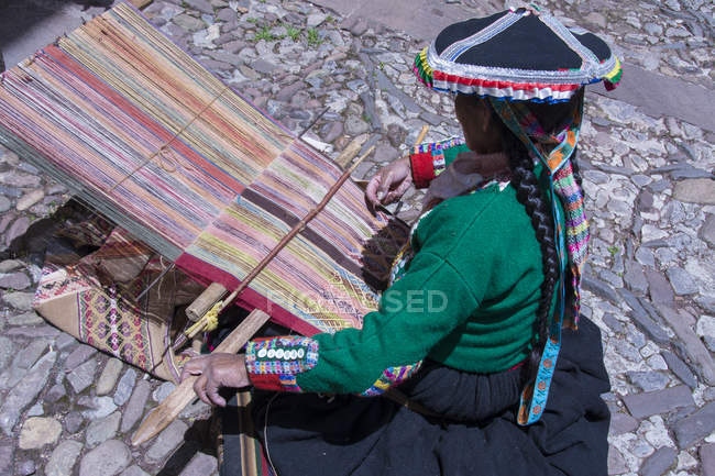 Mulher local realizando tecelagem tradicional, Cuzco, Peru — Fotografia de Stock