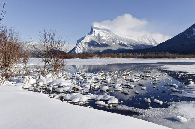 Fontes termais do Lago Vermilion e do Monte Rundle coberto de neve, Parque Nacional Banff, Alberta, Canadá — Fotografia de Stock