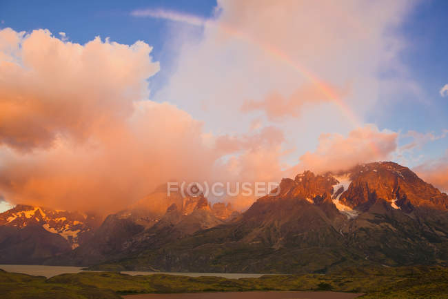Regenbogen und cuernos del paine bei Sonnenaufgang, Nationalpark Torres del paine, Patagonien, Chile — Stockfoto