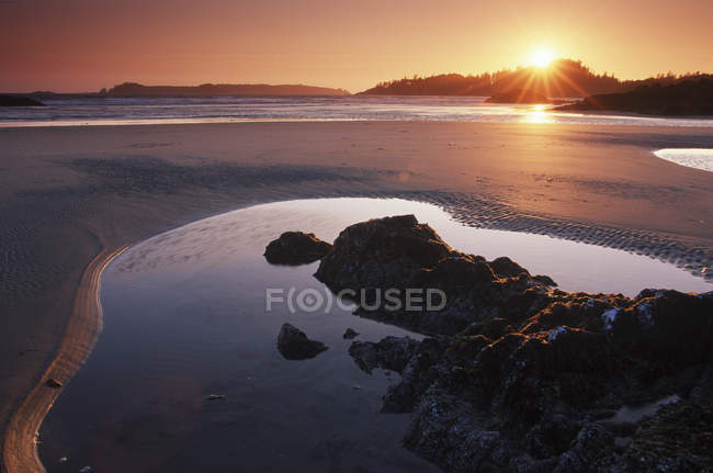 Puesta de sol escénica en Ahous Bay en Vargas Island, Columbia Británica, Canadá - foto de stock