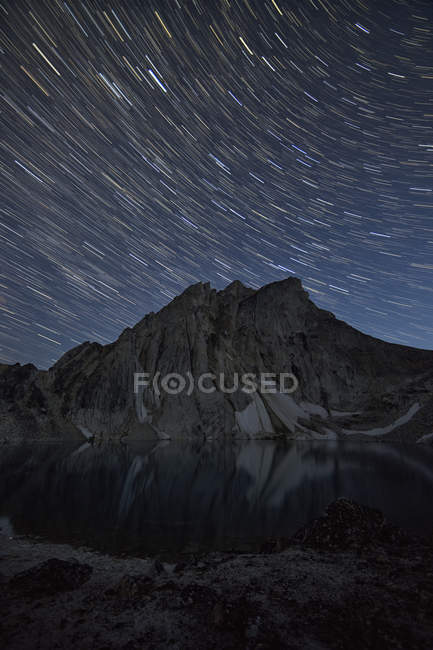 Звездные тропы над пиком Радалет в горах Юкона возле Каркросса, Юкон . — стоковое фото