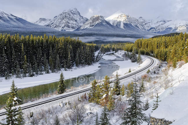 Ferrocarril curva Morant en paisaje con montañas del Parque Nacional Banff, Alberta, Canadá - foto de stock