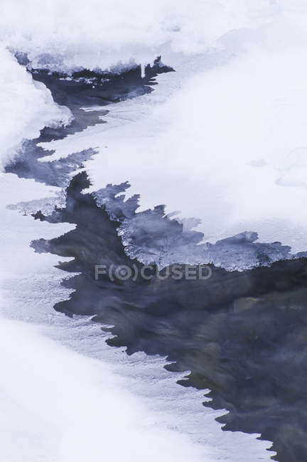 Vista abstracta del arroyo helado en primavera en la naturaleza - foto de stock