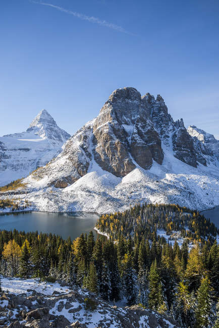 Monte Assiniboine e Sunburst Peak com Cerulean Lake, Mount Assiniboine Provincial Park, British Columbia, Canadá — Fotografia de Stock