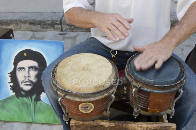 Sección media de bongo drums street performer, Habana Vieja, Habana, Cuba - foto de stock