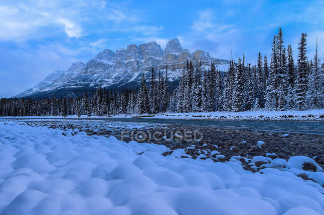 Castle Mountain y Bow River en temporada de invierno en el Parque Nacional Banff, Alberta, Canadá - foto de stock