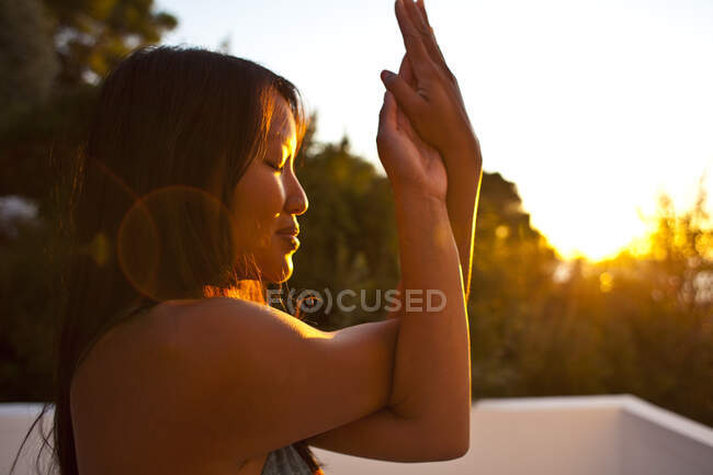Зіткнення жінок, що практикують йогу на світанку в Калімносі, Греція. — стокове фото