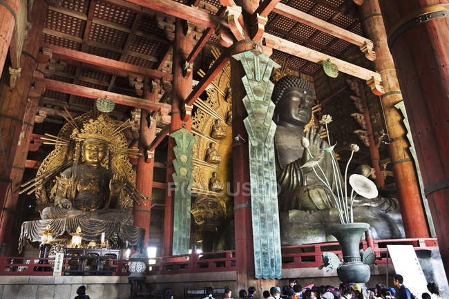 Grande statua di Buddha all'interno del Tempio Todaiji a Nara, Giappone . — Foto stock