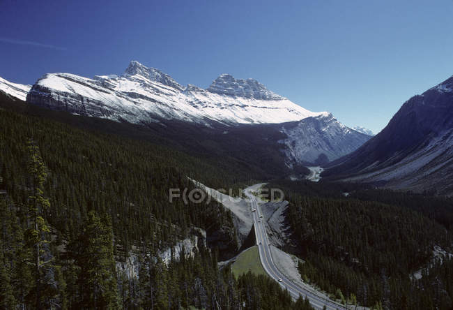 Aerial view of traffic on Icefields Parkway scenic road in Alberta, Canada. — Stock Photo