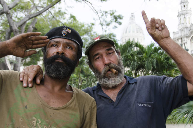 Revolutionary figures performers posing in Parc Central, Havana, Cuba — Stock Photo