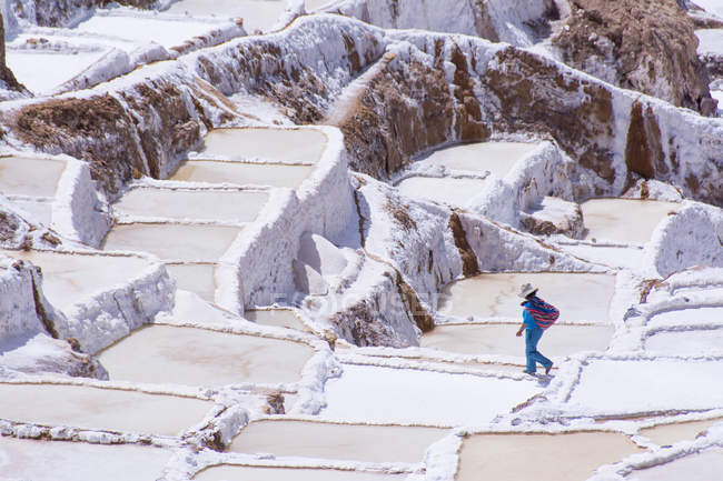 Einheimische zu Fuß in den Salzbergwerken von Maras in der Region Cuzco in Peru — Stockfoto