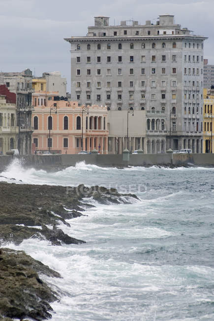 Vagues s'écrasant le long des murs de Malecon à La Havane, Cuba — Photo de stock