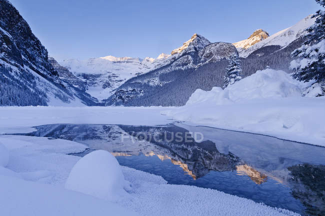 Winter landscape of frozen Lake Louise and mountains of Banff National Park, Alberta, Canada — Stock Photo