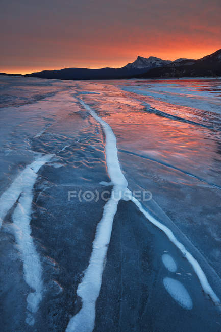 Lago Abraham y pico Kista en invierno, llanuras de Kootenay, Alberta, Canadá - foto de stock