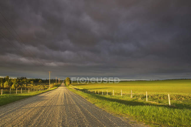 Cielo de tormenta al atardecer cerca de Cochrane, Alberta, Canadá - foto de stock