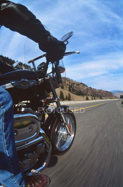 Motorradfahrer, Standpunkt, verschwommene Straße, britisch columbia, Kanada. — Stockfoto