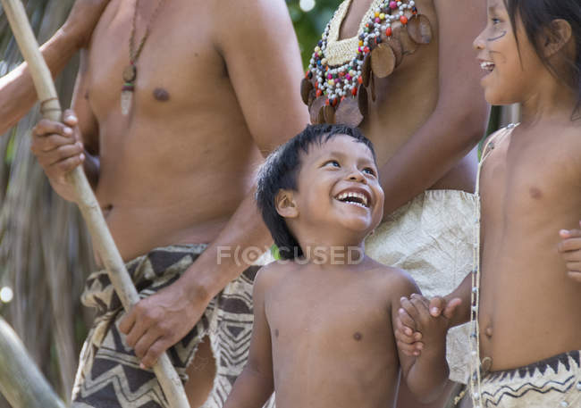 Crianças indígenas Bora na aldeia de Kapitari perto de Manacamiri, Rio Amazonas, Peru — Fotografia de Stock