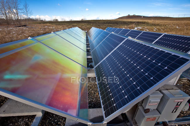 Paneles solares y reflectores en granja cerca de Calgary, Alberta, Canadá . - foto de stock