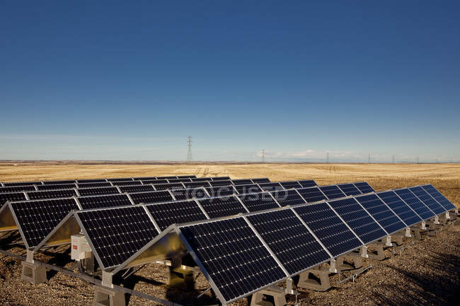 Paneles solares en granja cerca de Calgary, Alberta, Canadá . - foto de stock