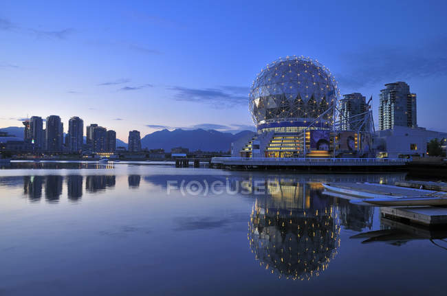 Science World en la costa de False Creek en Crepúsculo, Vancouver, Columbia Británica, Canadá - foto de stock