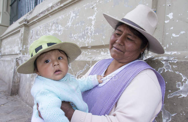 Woman with baby in market scene, Cuzco, Peru — Stock Photo