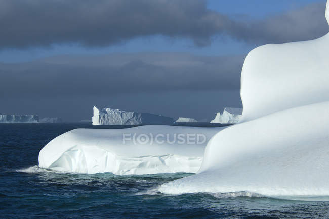 Icebergs in water by South Orkney islands, Antarctica — Stock Photo