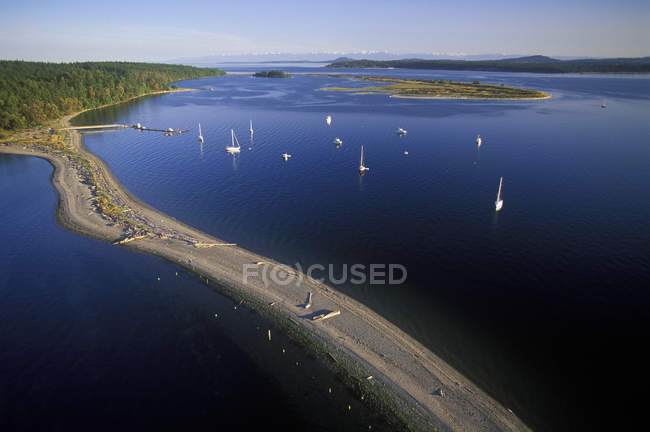 Vue aérienne des yachts à Sidney Spit de l'île de Vancouver, Colombie-Britannique, Canada . — Photo de stock