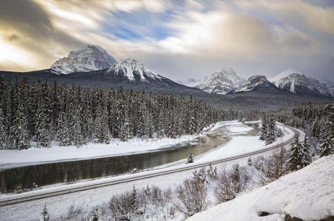 Eisenbahngleise im winterlichen Wald des Banff-Nationalparks, Alberta, Kanada — Stockfoto
