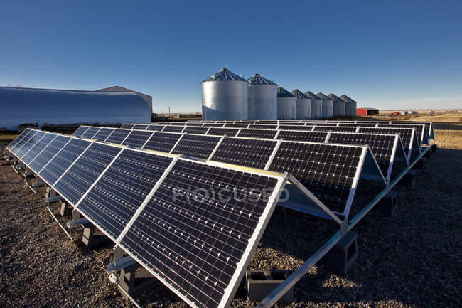 Paneles solares en granja cerca de Calgary, Alberta, Canadá . - foto de stock