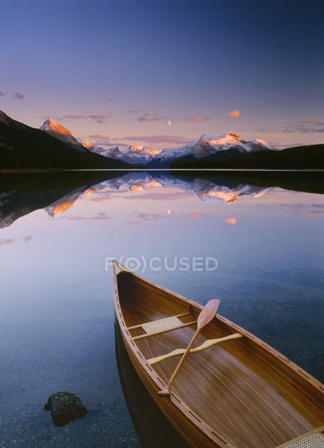 Canoa en la orilla del lago Maligne, Parque Nacional Jasper, Alberta, Canadá - foto de stock