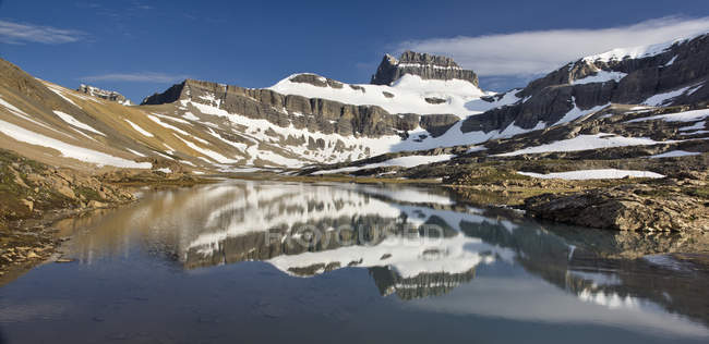 Montañas que reflejan en Brazeau Lake, Upper Brazeau Valley, Jasper National Park, Alberta, Canadá - foto de stock