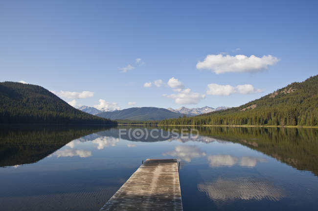 Muelle de madera en el área protegida de Spruce Lake, Chilcotins del sur, Columbia Británica, Canadá - foto de stock