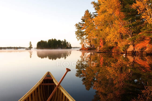 Canoe prow in autumnal scenery on Kahshe lake in Muskoka, Ontario, Canada — Stock Photo