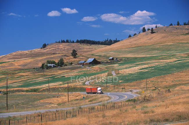 Caminhão na estrada perto de Rock Creek, Colúmbia Britânica, Canadá . — Fotografia de Stock